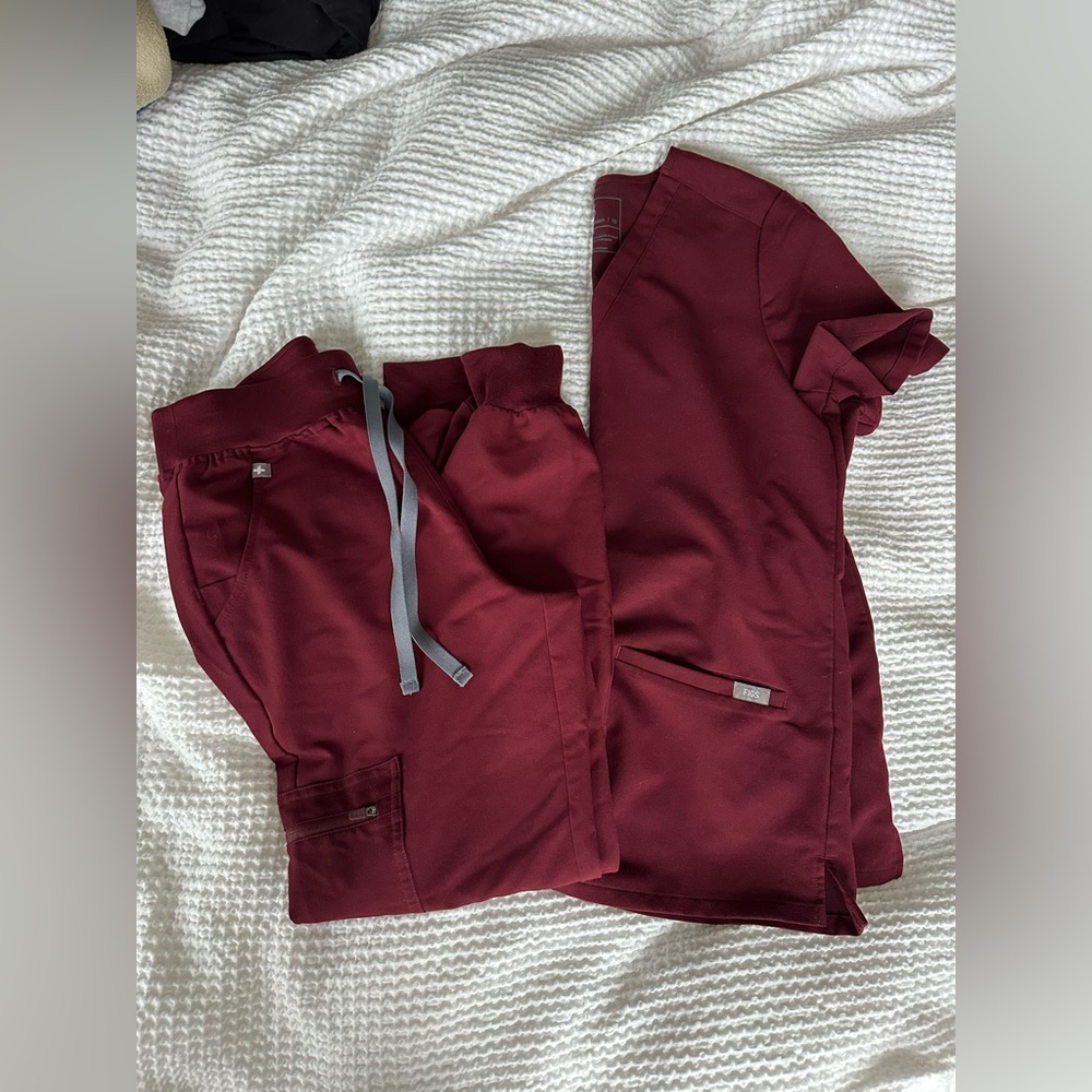 Figs scrub set in burgundy